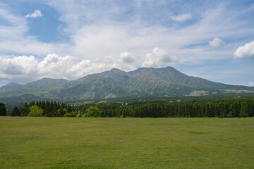 Obraz premium Mt. Takadake and Mt. Nakadake, Mt. Aso Under the Clear Blue Sky, Kumamoto, Japan