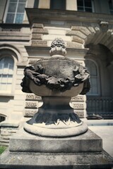 Obraz premium Stone urn in front of historic building