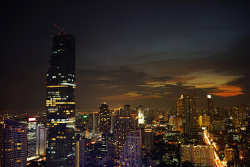 Obraz premium Skyline at night. View of city urban building.