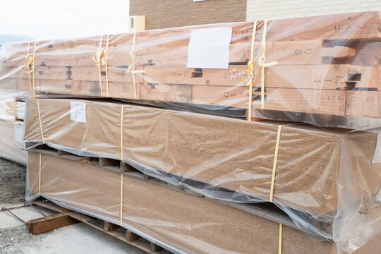 マイホームの建築現場に搬入されたプレカット材の木材