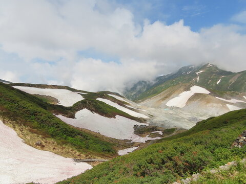 残雪が残る山の景色