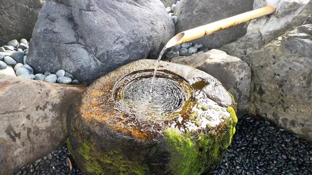 癒される自然の生音　日本の伝統的な手水鉢と竹から流れる湧き水　福井県の名水「刀那清水」