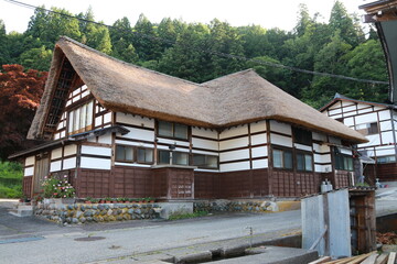 前沢曲家集落群（南会津町前沢 重要伝統的建造物群保存地区）。豪雪地で農耕馬と一緒に暮らした昔の民家。前沢地区では、今もこの家で実際に暮らしている。 © onaka