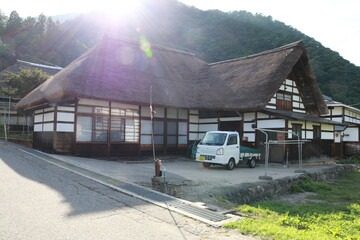 前沢曲家集落群（南会津町前沢 重要伝統的建造物群保存地区）。豪雪地で農耕馬と一緒に暮らした昔の民家。前沢地区では、今もこの家で実際に暮らしている。 © onaka