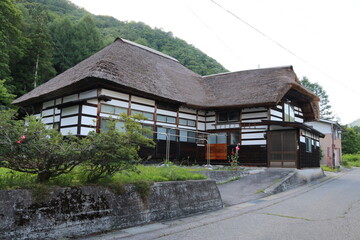 前沢曲家集落群（南会津町前沢 重要伝統的建造物群保存地区）。豪雪地で農耕馬と一緒に暮らした昔の民家。前沢地区では、今もこの家で実際に暮らしている。 © onaka