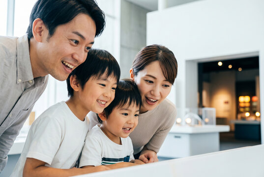 博物館で展示を見学する日本人家族 Generative AI