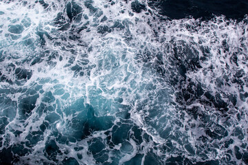 Naklejka premium Foamy ocean waves seen from above