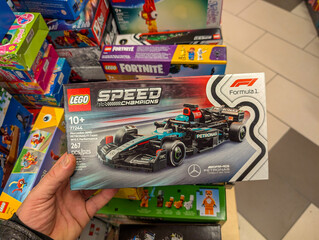 Obraz premium MONTREAL, CANADA, 22 December 2025 : Lego, Speed Champions, Mercedes, Petronas, Formula One, Toy, Shopping, Display