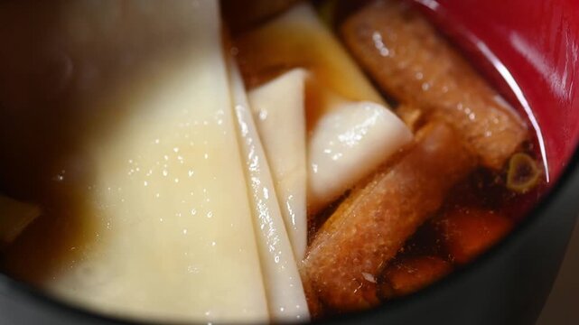 湯気が立ち上る温かい幅広うどん（ひもかわうどん・郷土料理）