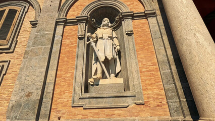 Obraz premium Classical Stone Statue of Roger the Norman in Naples Building Facade