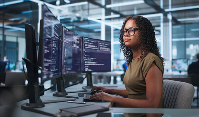 Obraz premium Young African American Woman Coder Working Intently