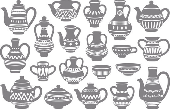 Colecci&oacute;n de jarrones, teteras y cuencos de cer&aacute;mica gris decorativos con patrones geom&eacute;tricos sobre fondo blanco
