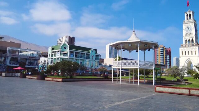 Plaza vista panoramica con torre y bandera Iquique