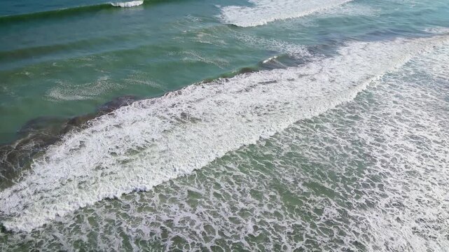 Vista a&eacute;rea con dron sobre un mar de intensas olas