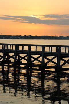 Coucher de soleil sur la rade de Lorient; vue prise de Port-Louis (Bretagne, Morbihan, France)