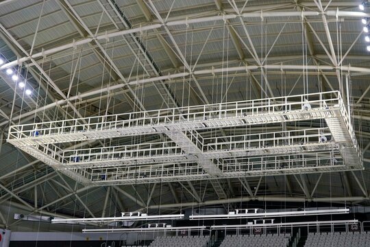 Steel roof structure and suspended maintenance platform inside an indoor arena
