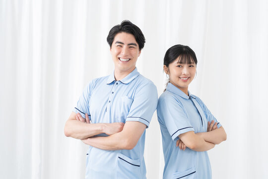 笑顔の介護スタッフ男女