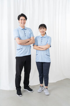 笑顔の介護スタッフ男女