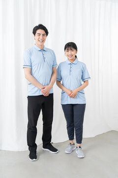 笑顔の介護スタッフ男女
