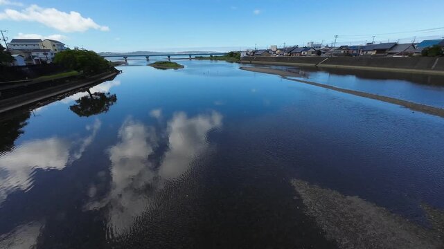 川の水面に映る雲