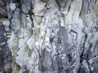 Fototapeta premium Texture rocciosa chiara ad alta definizione con strati naturali, fratture irregolari e dettagli geologici realistici