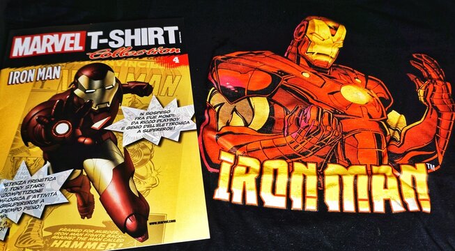 Roma, Italia - 25 luglio 2026, una t-shirt e una rivista descrittiva dei dettagli tecnici di Iron Man, personaggio dei fumetti statunitensi pubblicato da Marvel Comics.