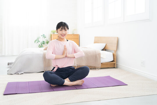 ヨガの瞑想をする女性
