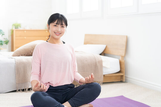 ヨガの瞑想をする女性