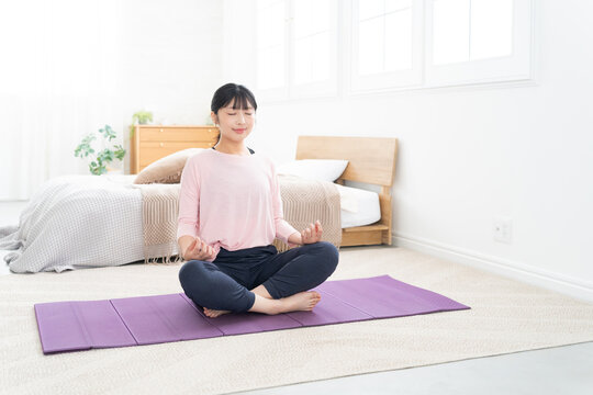 ヨガの瞑想をする女性