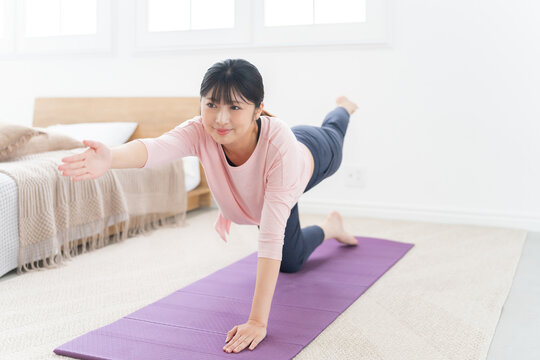 体幹トレーニングのバードドッグをする女性