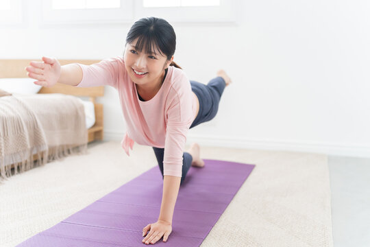 体幹トレーニングのバードドッグをする女性