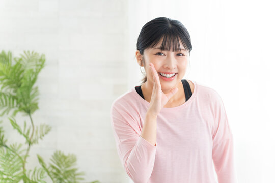 呼びかけるヨガウェアの若い女性