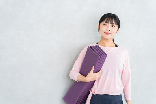ヨガウェアの若い女性