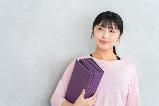 ヨガウェアの若い女性
