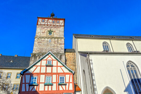 Blick auf den historischen Zentturm und die Stadtpfarrkirche St. Georg in Bischofsheim in der Rh&ouml;n
