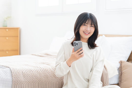 スマホを使う女性