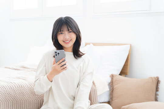 スマホを使う女性