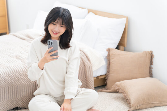 スマホを使う女性