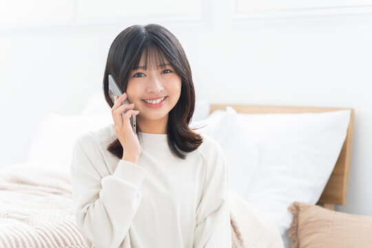 スマホで通話する女性