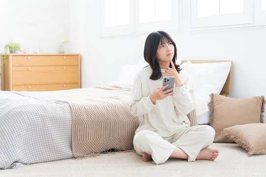 スマホを使う女性