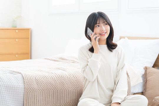 スマホで通話する女性