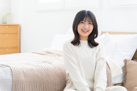 寝室で寛ぐ女性