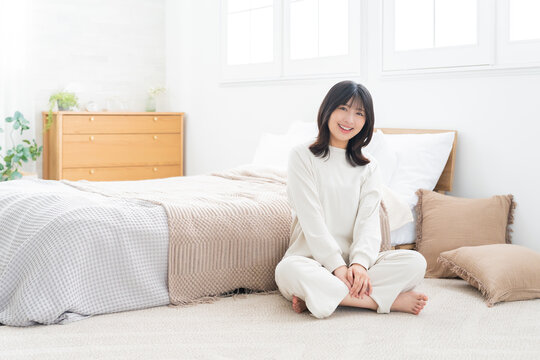 寝室で寛ぐ女性