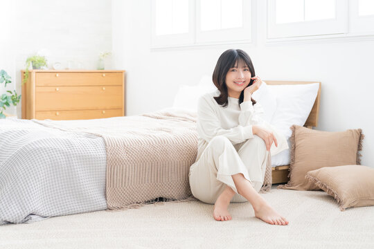 寝室で寛ぐ女性