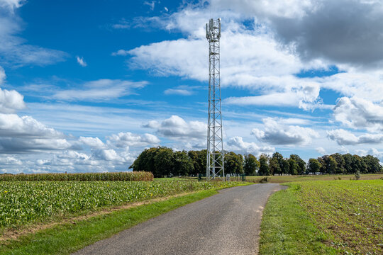 Pylone de t&eacute;l&eacute;phonie mobile install&eacute; pr&egrave;s d'une route de campagne