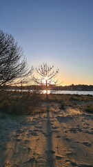 Fototapeta premium Coucher de soleil sur la flèche du Mimbeau avec le Cap Ferret en arrière-plan (bassin d'Arcachon, Aquitaine)