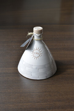 bottiglie in ceramica fatte a mano per contenere bevande o olio