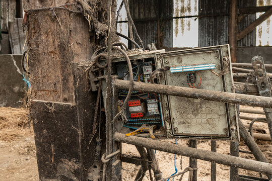 Vieux tableau &eacute;lectrique d&eacute;fectueux hors normes dans un batiment agricole