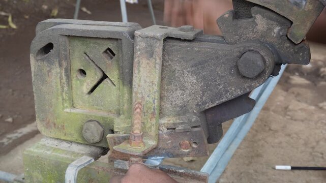 Manual metal shearing machine cutting steel