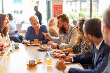 Obraz premium Lively business meeting discussion photo